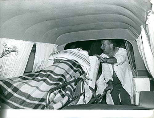 Vintage fotó az Ember a kezébe veszi a beteg ki a mentőket. Egy régi fotó a Birgitte Bardot mappát egy régi nyomja meg a fotó archívum