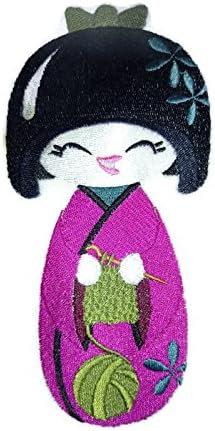 [Egyéni] Krafty Japán Kokeshi Baba [Kokeshi Crochets] Hímzés Vasalót/Varrni Patch [6.84 x 3.21][Készült az USA-ban]