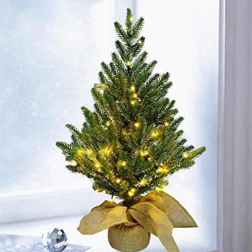 Lulu Haza 2 FT Előre világít Mesterséges Mini karácsonyfa, 24 Hüvelykes Asztali elemes Fenyő Fa 50 LED-es Lámpák, Zsákvászon Wrap