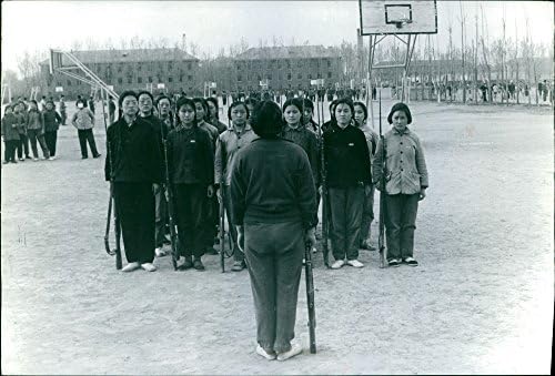 Vintage fotó Egy szakasz a nők a hadsereg parancsnoksága alatt a tiszt Kínában.