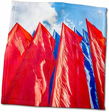 3dRose Piros, kék zászlók a szélben, szemben a kék ég, fehér felhők, Törölköző (twl-273698-3)
